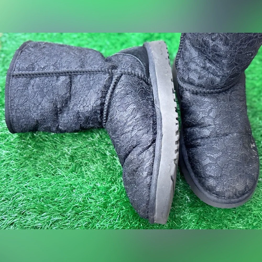 UGG Classic Low Boots w‎ Embroidery #1018615 - Rare! Size 9